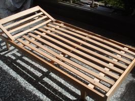 Gebrauchte Liege aus Holz mit Matratze, Top Zustand