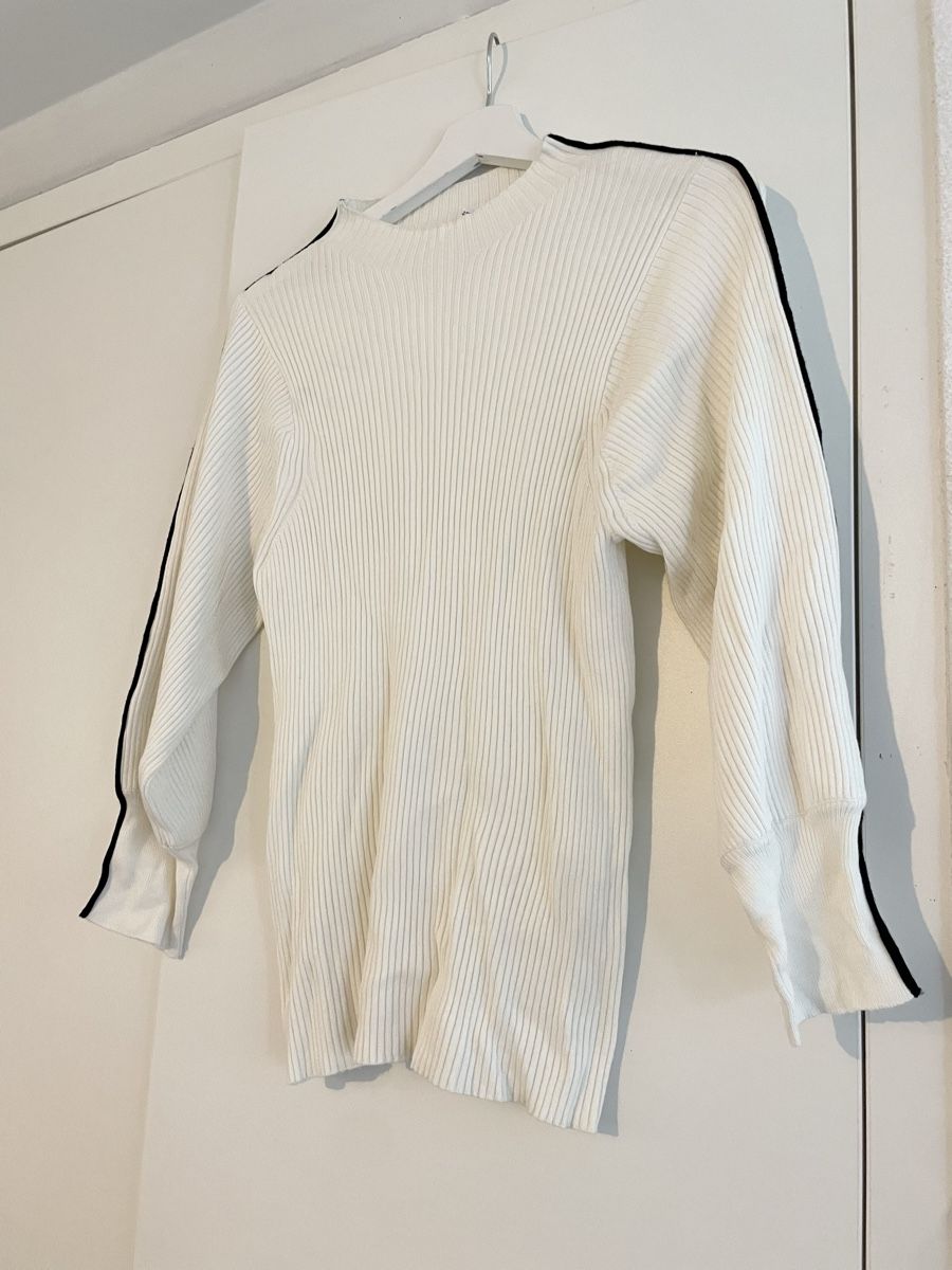 Mango Maglioni & Felpe: Stylish White Ribbed Sweater with Black Stripes – Nuovo (secondo la descrizione) da Roche VD venduto da closetcleanse