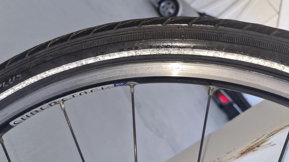 Pneu SE Racing 26 Pouces Pour Vélo – Couleur Bleu, Modèle SE Bikes Cub, Référence 50-5307-RED-026