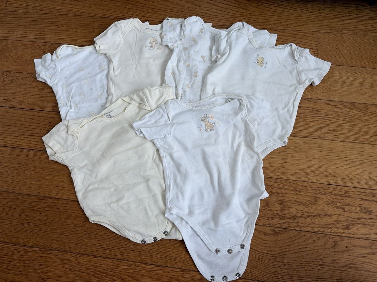 Kleiderpakete & -sets: Kurrzarmbody 6-er Set 6-9Monate – Gebraucht aus Granges-Paccot von Fwaeber