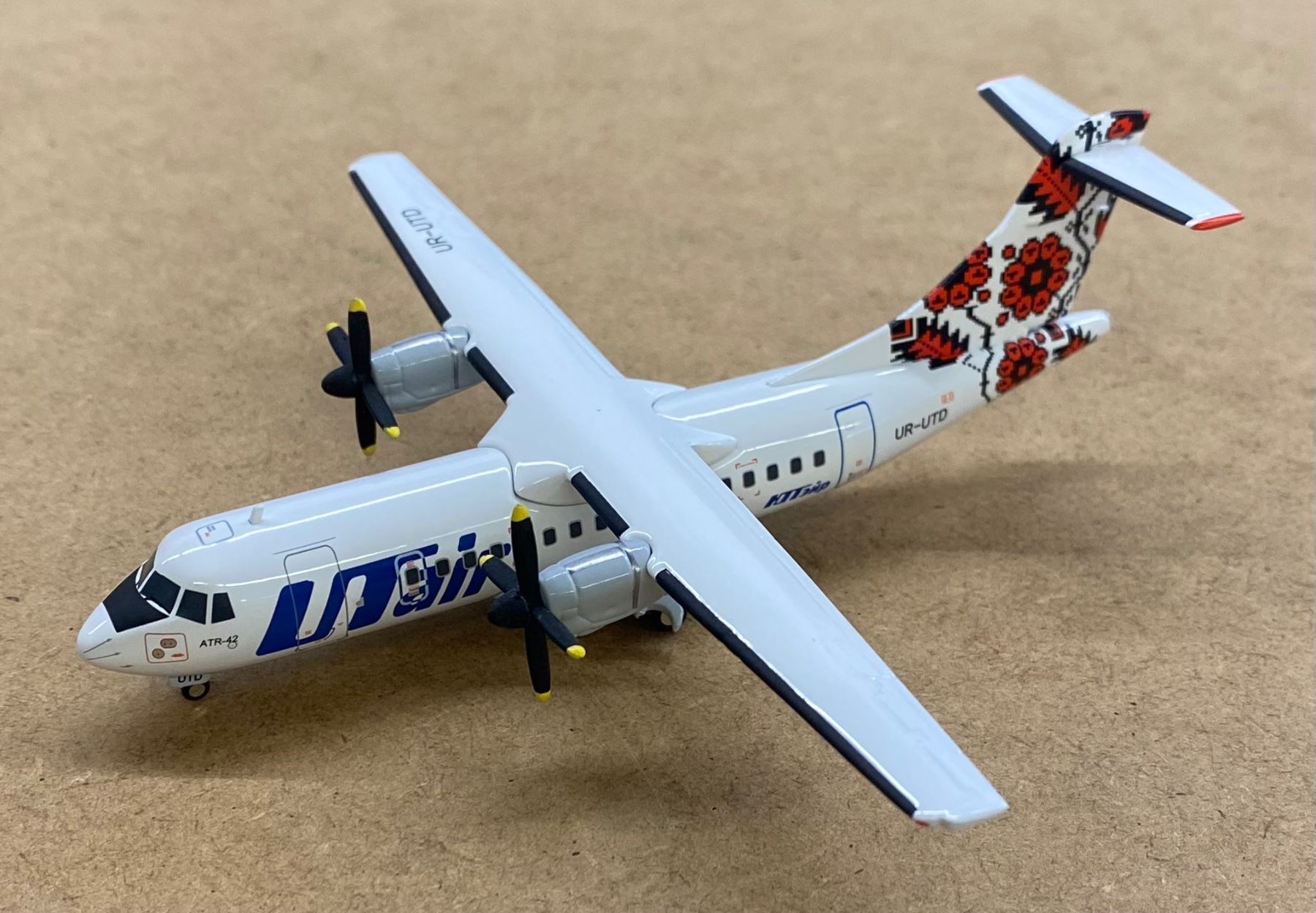 Herpa Modellbausätze & Standmodelle: Herpa Wings 572651 "UTair-Ukraine" – Neu und originalverpackt aus Sursee von Toni-SpielSursee