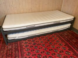 Ausziehbett grau, zwei Matratzen, zwei Matratenschoner