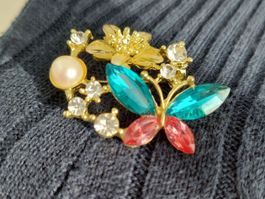 🦋 Bunte Schmetterlings-Brosche mit Perle & Strass