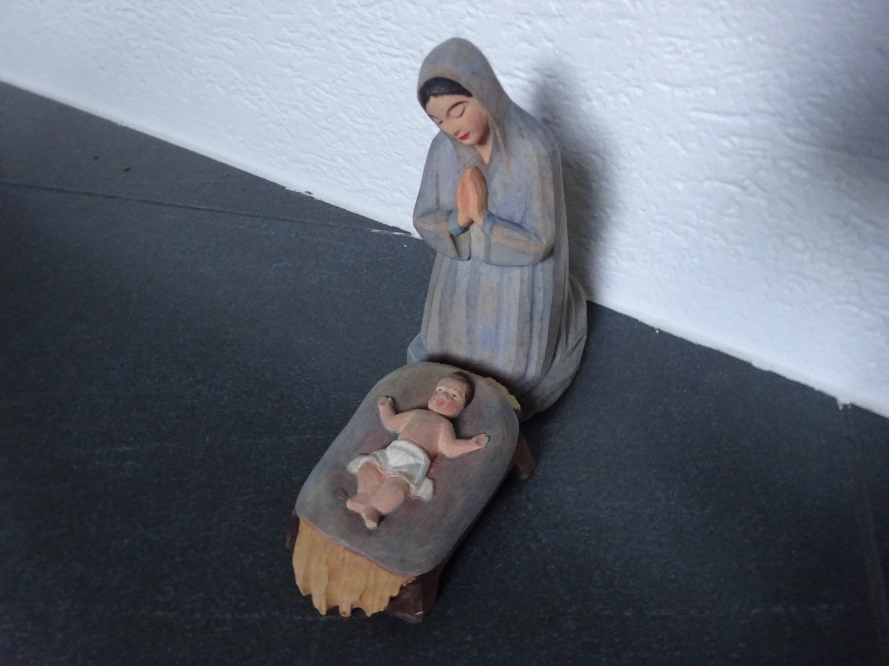 Alle Dekorationen: Huggler Krippe Holz /  Maria &  Christkind – Gebraucht aus Oetwil am See von Senegal 1