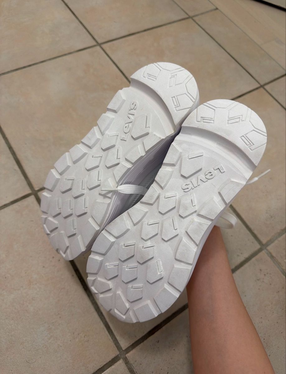 Levi's Damenschuhe: NEUE WEISSE LEVI'S SNEAKER – Neu (gemäss Beschreibung) aus Russikon von Berol 1