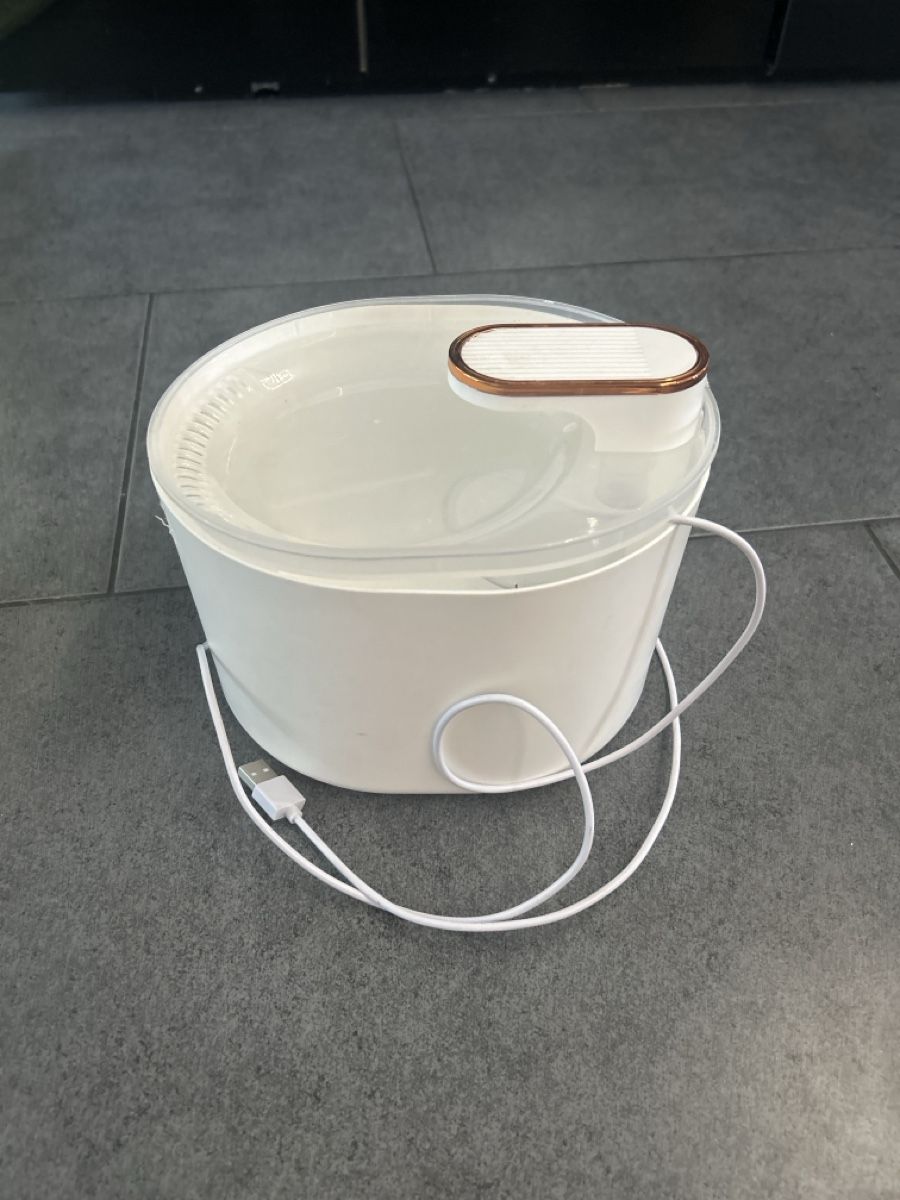 Stagni & Fontane ornamentali: Trinkbrunnen Katze Weiss mit USB Kabel  – Usato da Mühledorf SO venduto da Dania77 3