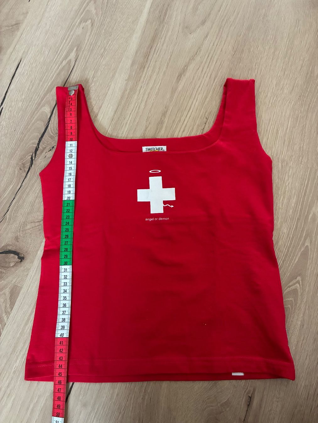 Top: rotes Top mit Schweizer Kreuz Grösse S – Usato da Winikon venduto da winikon