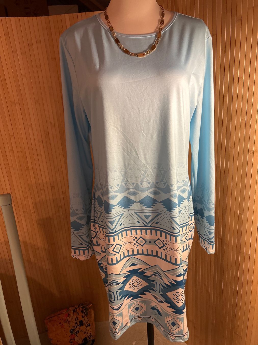 Vestiti: Hellblaues Kleid mit Muster, Grösse L, Top Zustand! – Nuovo (secondo la descrizione) da Bettlach venduto da Aresdiego