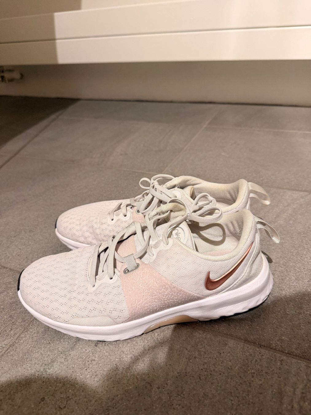 Nike Scarpe da donna: Nike Trainingsschuhe Gr.37 – Usato da Merenschwand venduto da mur_ygh9