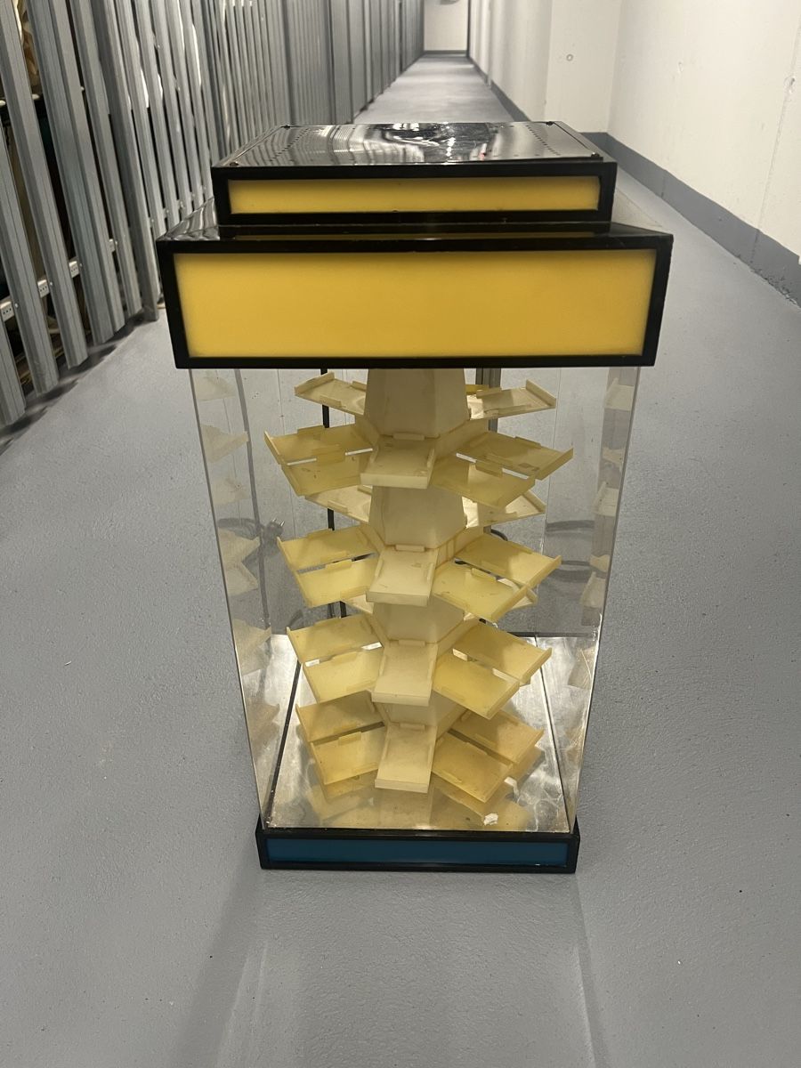 Vitrinen: Vintage Verkaufsvitrine Zippo – Gebraucht aus Aarburg von Annemarie16