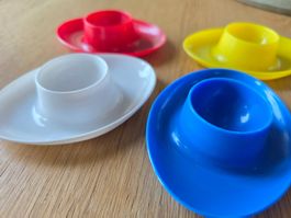 4 Vintage Kunststoff-Eierbecher