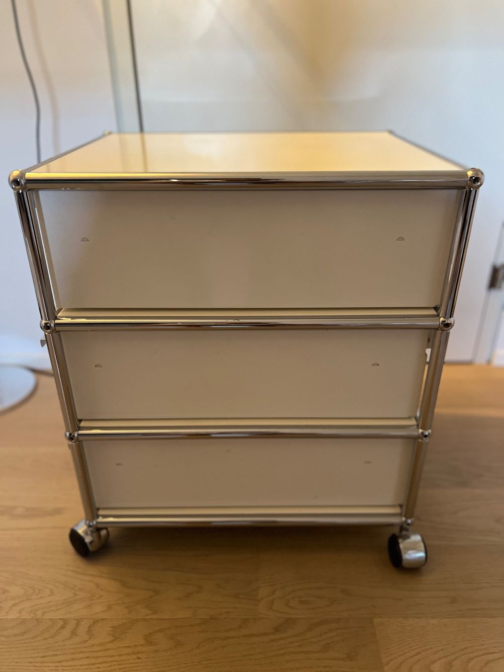 USM Eléments de bureau: Rollcontainer USM Haller mit 3 Schubladen in Weiss – D'occasion à Winterthur par mic_l98y 3