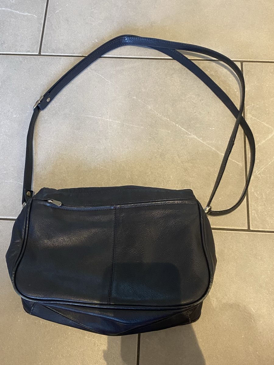 Borse da donna: Dunkelblaue Pavini Handtasche, Leder – Usato da Hünenberg See venduto da lar_9zjk 1