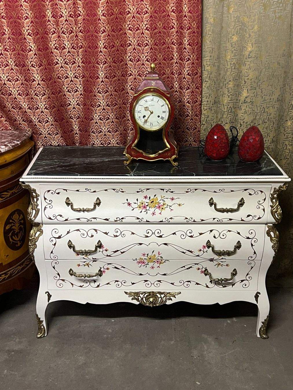 Kommoden: Commode de style Louis XV , 3 tiroirs, motif  fleuri. – Gebraucht aus geneve von louisart 4