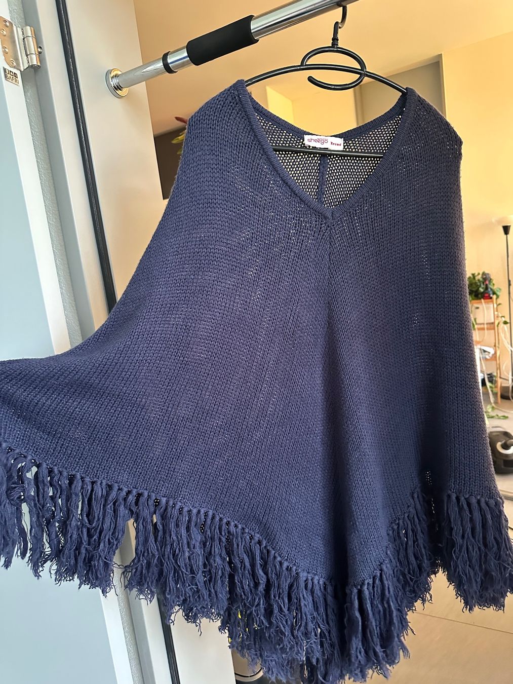 Sonstige Damenmode: Trendiger Strickponcho mit Fransen, dunkelblau, neuwertig – Gebraucht aus Boniswil von sunnebluemeli