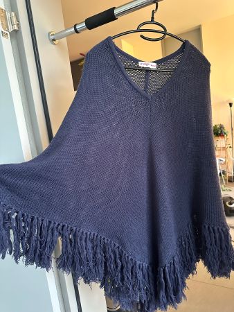 Trendiger Strickponcho mit Fransen, dunkelblau, neuwertig