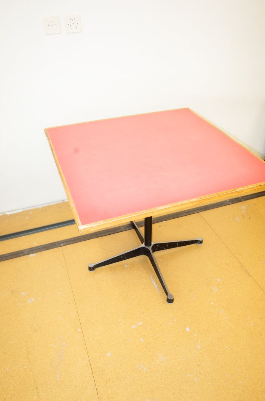 Eames Tables: Eames-Contract-Tisch – D'occasion à Basel par GEMEINE_BRENNESSEL 2