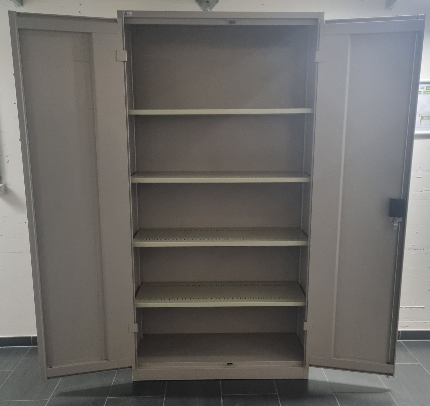 Lista Armadi: Zweitüriger Metallschrank LISTA – Usato da Dübendorf venduto da topo73 1
