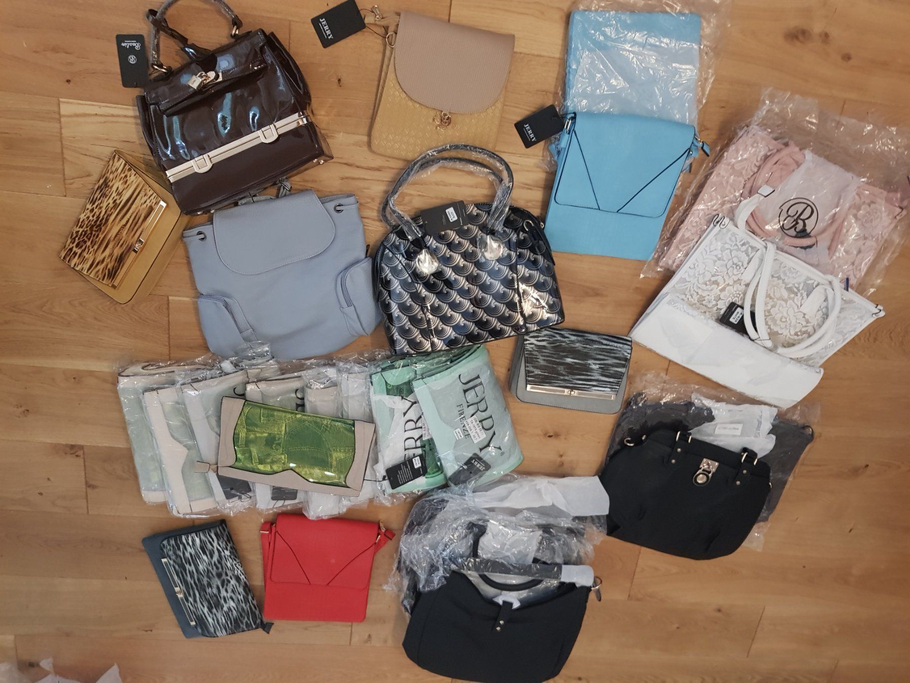 Borse da donna: Restposten 26 schöne Taschen! – Nuovo e nell'imballaggio originale da Lupfig venduto da Angel17