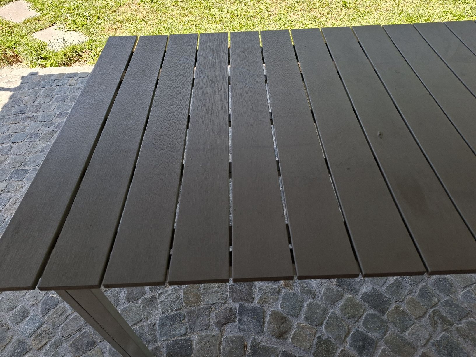 Tische: Table d'extérieur composite et métal gris – Gebraucht aus Corban von dameloute 3