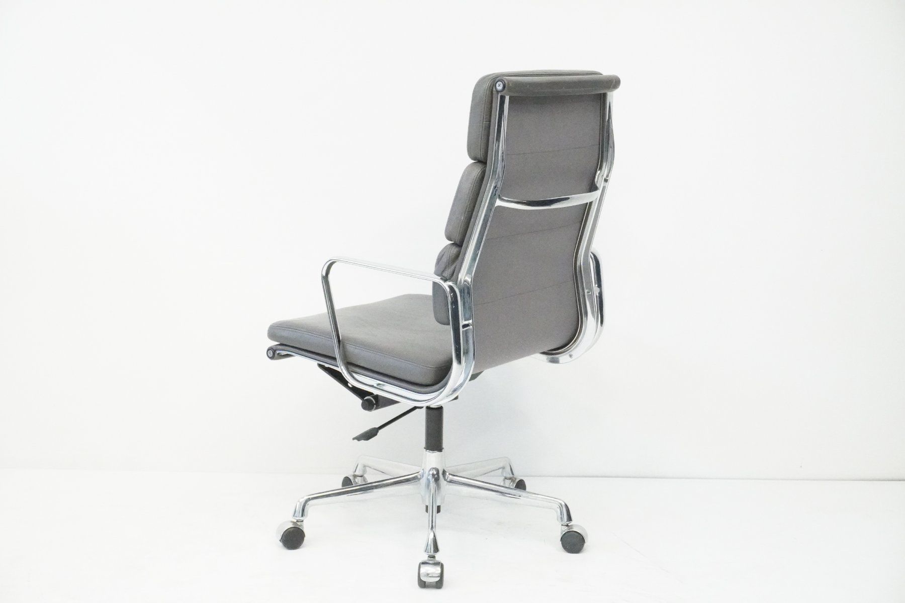 Vitra Sedie: Vitra Eames Soft Pad EA219 Leder grau Designklassiker – Usato da Bad Zurzach venduto da QLASSIQ 5