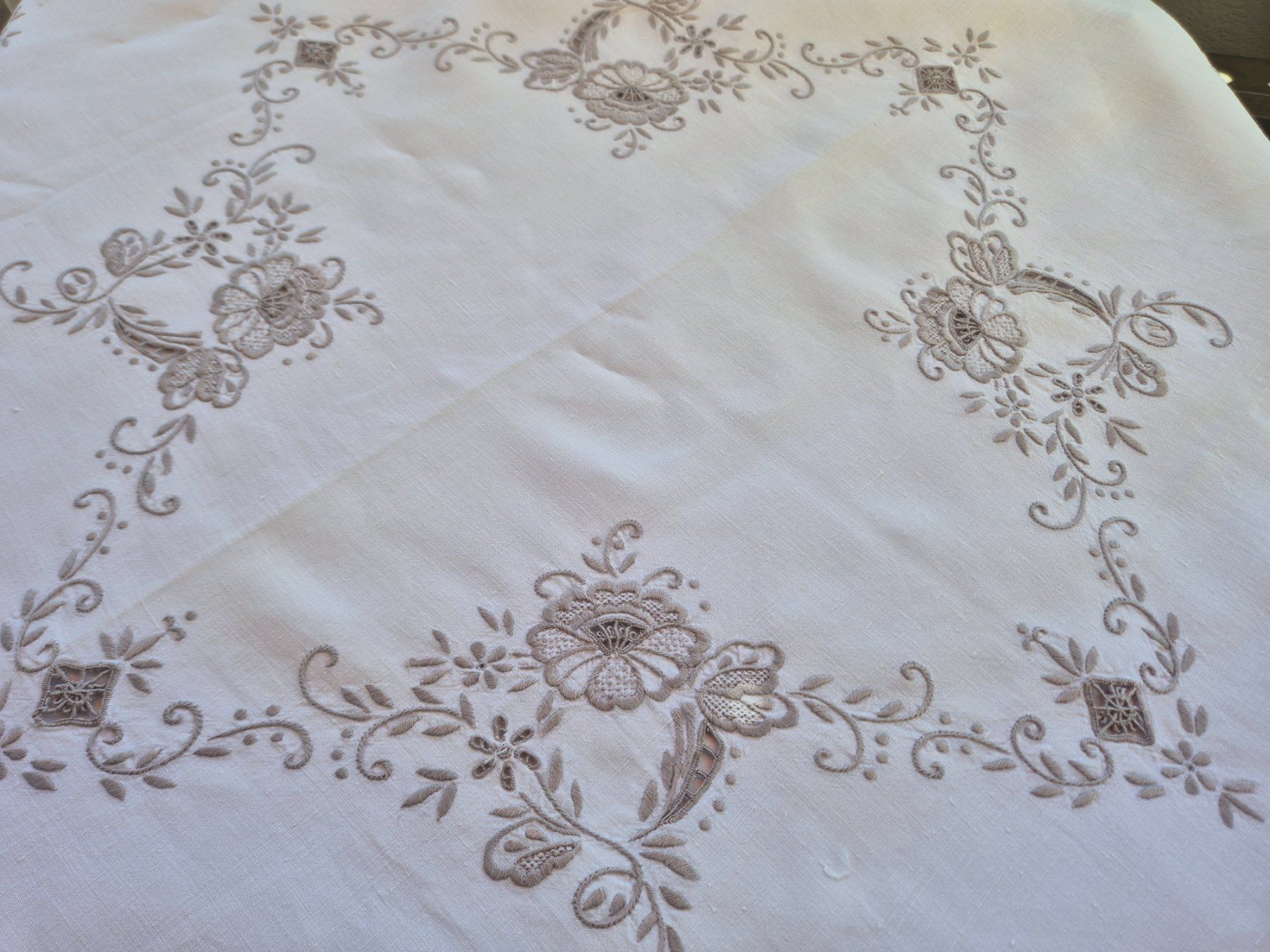 Altra biancheria da tavola: Handgestickte Tischdecke, Blumenmuster – Usato da Bern venduto da aronari