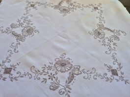 Handgestickte Tischdecke, Blumenmuster