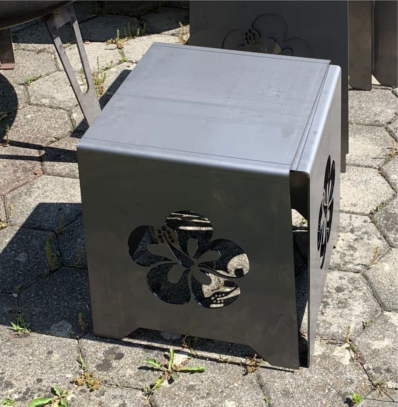 Sgabelli: Garten Hocker aus Stahl Blumen oder Schweizerkreuz – Nuovo e nell'imballaggio originale da Mauren venduto da rundumsfest 2