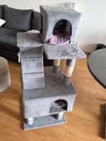 Albero tiragraffi per gatti grigio con 2 tane e ripiani