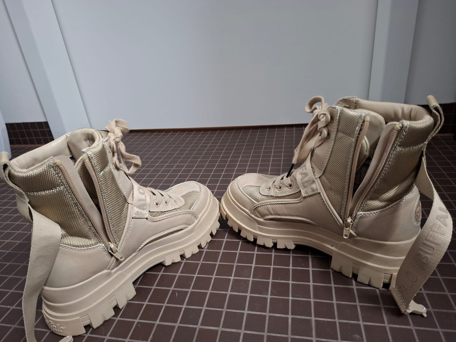 Buffalo Scarpe da donna: Buffalo Stiefel Plateau beige – Usato da Regensdorf venduto da amb_n5n7 4