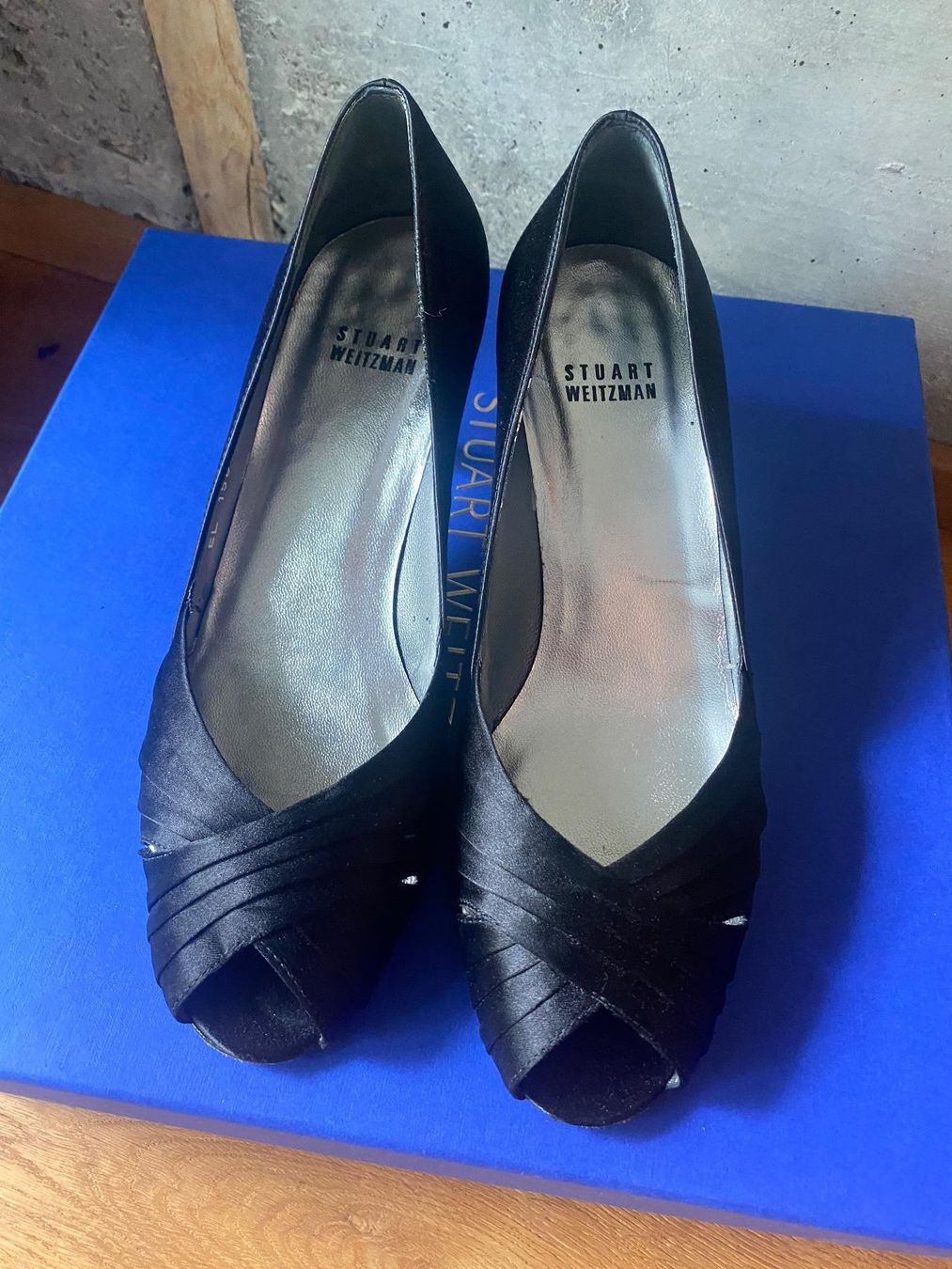 Stuart Weitzman Scarpe da donna: Stuart Weitzman Pumps Black Satin EL15664. Taille 37 – Usato da Gümligen venduto da Xochitl