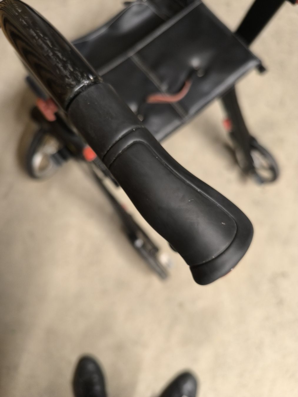 Ausili per la deambulazione: Rollator aus Carbon – Difettoso da Allschwil venduto da BezoBezo 5