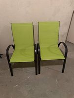 2 chaises de terrasse verte 
