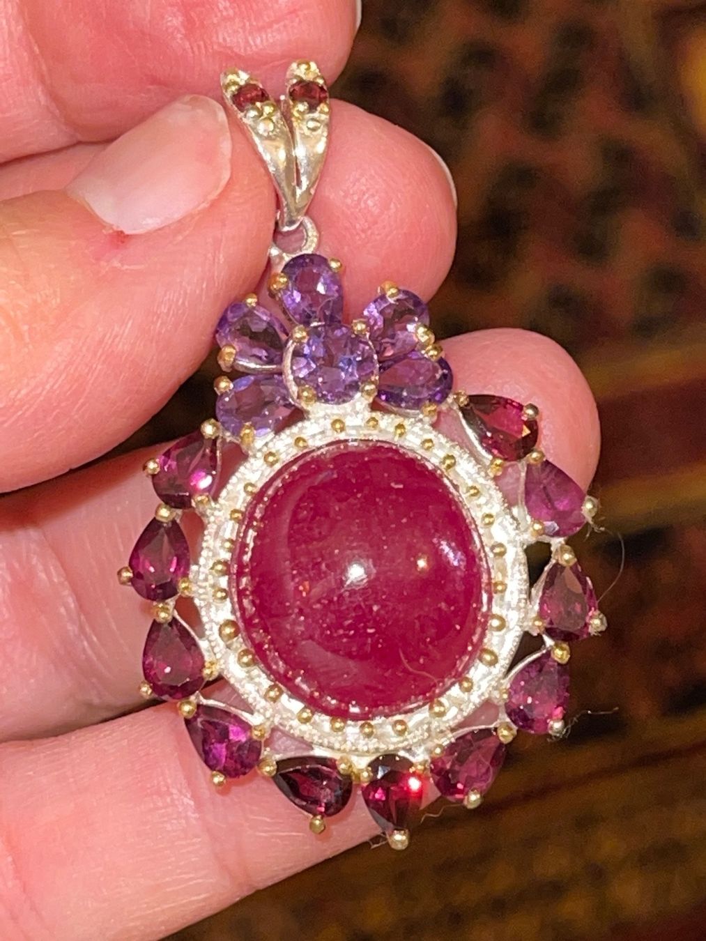 Llan Valls Joies Ciondoli: Large Ruby Garnets Amethysts Médaillon SS925 and 14k Vermeil – Nuovo (secondo la descrizione) da Birsfelden venduto da Brut