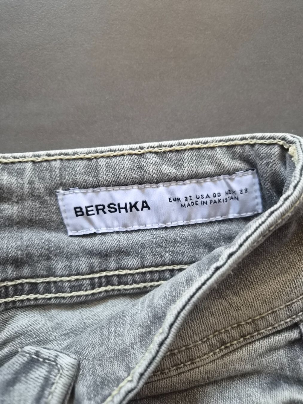 Bershka Jeans: Bershka Flared Jeans Grösse 32 – Gebraucht aus Bülach von onkyo 2