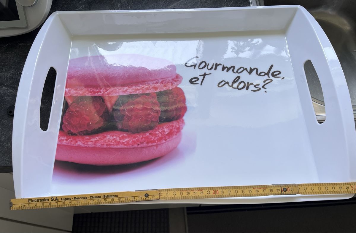 Piatti di portata: Serviertablett mit Macaron-Print und Spruch, neuwertig – Nuovo (secondo la descrizione) da Balerna venduto da lillisfashion 1