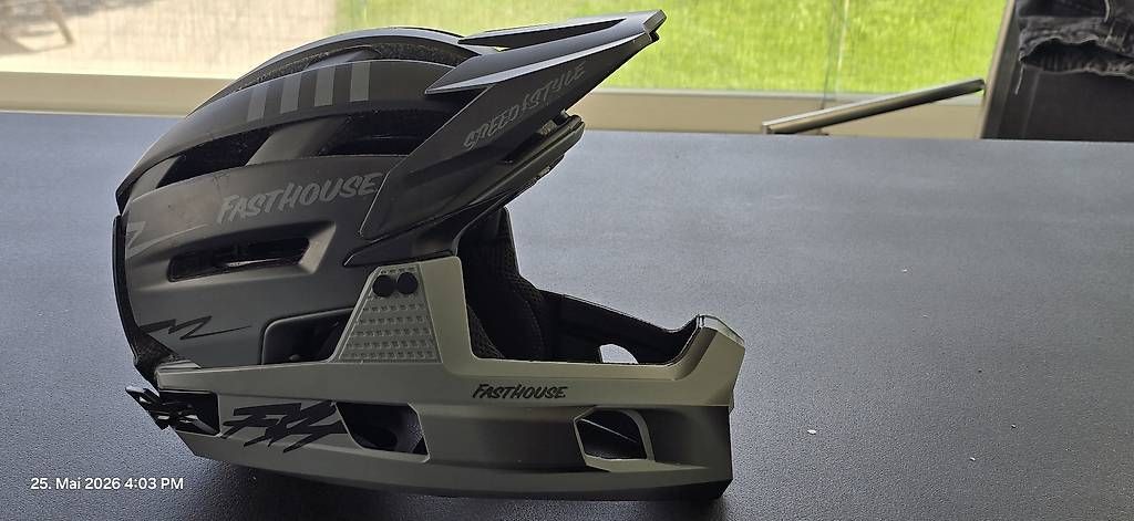 Helme: Bell Kinder /Jugend Helm mit Kinnschutz DH – Gebraucht aus Frasnacht von Sapollo