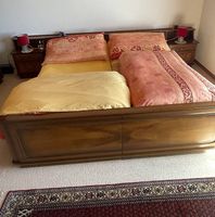 Doppelbett mit integrierten Nachttischen und Kopfteil