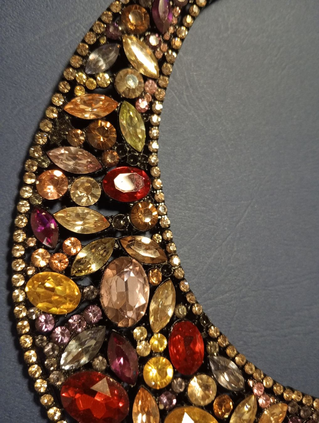 Zara Catenine: ZARA Statement Collier mit Strass, 7 Steine fehlen (defekt)! – Difettoso da Allschwil venduto da Evgeniia78 1