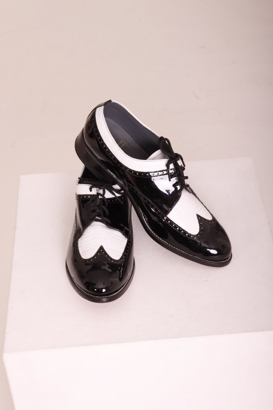 Scarpe da uomo: HerrenLackschuh, Rahmengenäht,Oldtimer, Vintage,schwarzweiss – Nuovo e nell'imballaggio originale da Suhr venduto da Hudson49 1