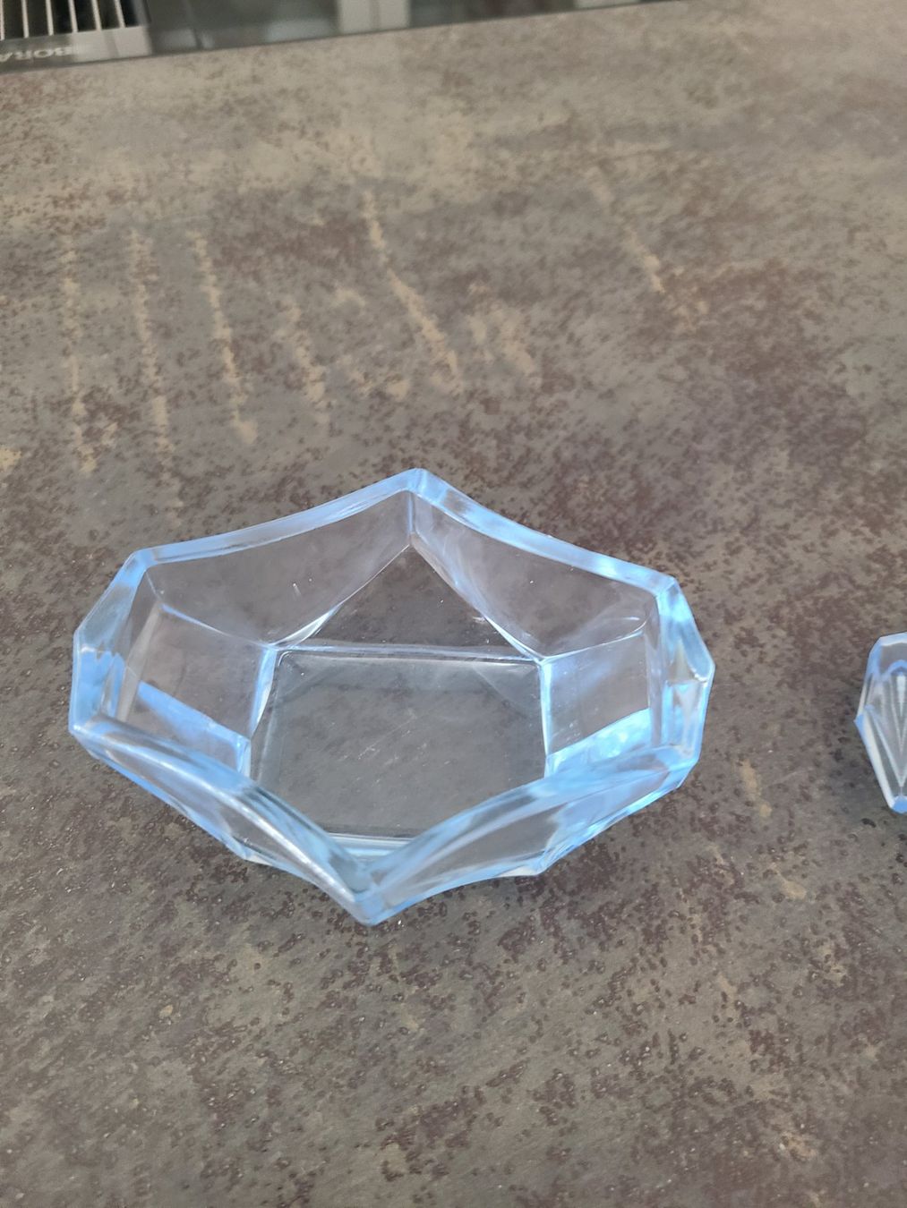 Bicchieri: Glasschale mit Deckel hellblau geschliffen gebraucht – Usato da Reinach venduto da 3Guggerli 2