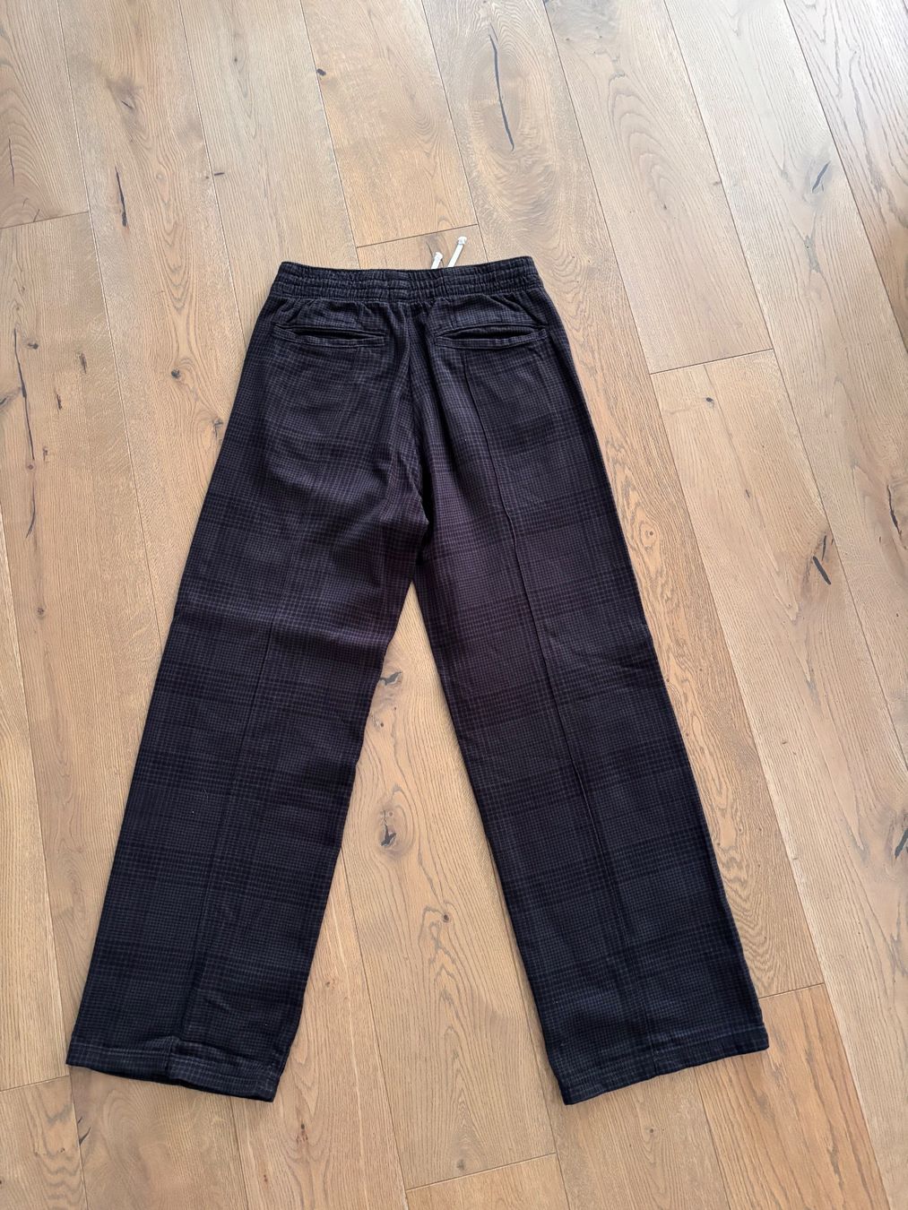 Weekday Pantaloni: Schwarz Karierte baggy Stoffhose – Usato da Trübbach venduto da Nico.Broder 1