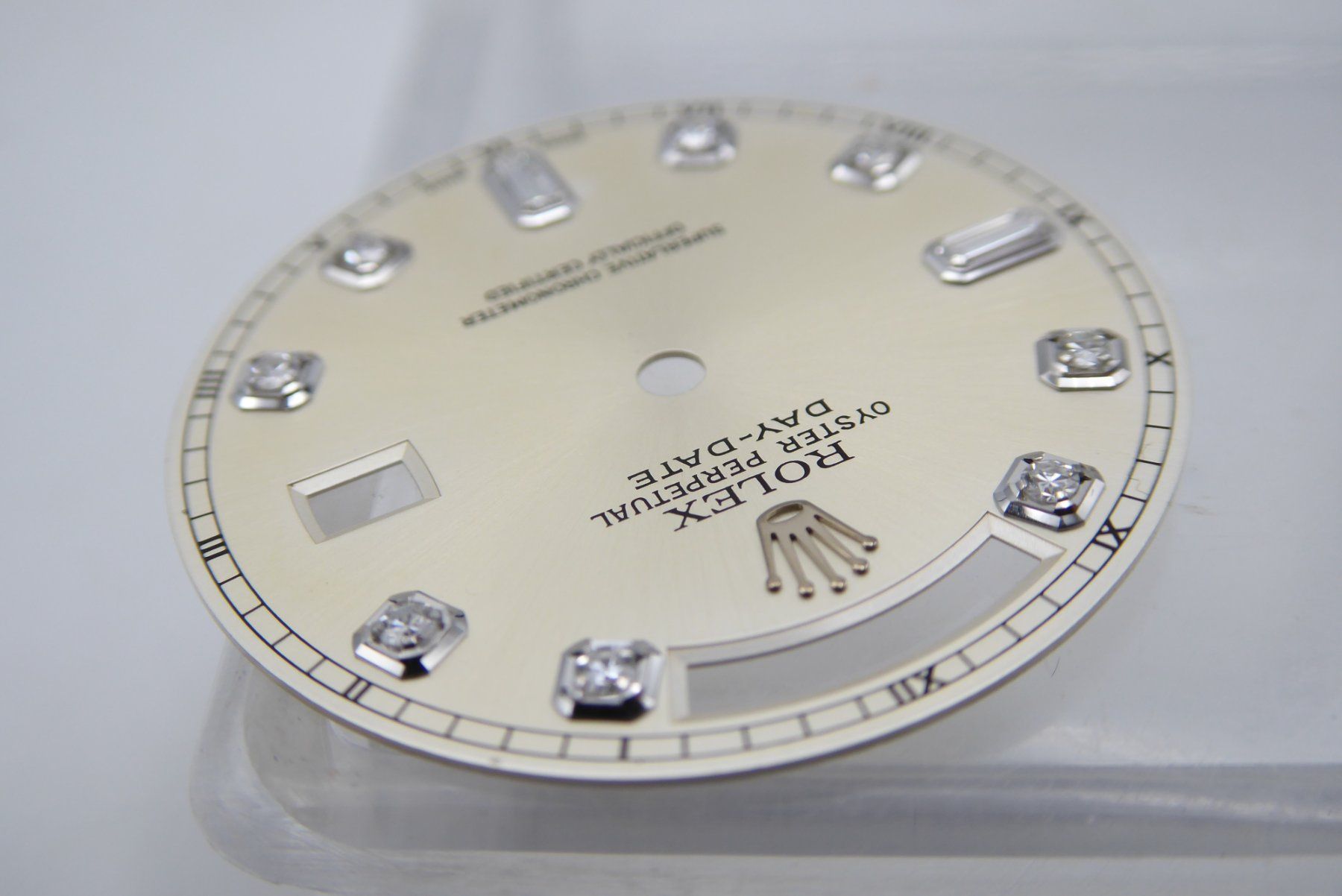 Rolex Orologi: Rolex Day-Date 36mm silver diamond dial Index 118239 – Nuovo (secondo la descrizione) da Geneve venduto da adr_xk6n 4