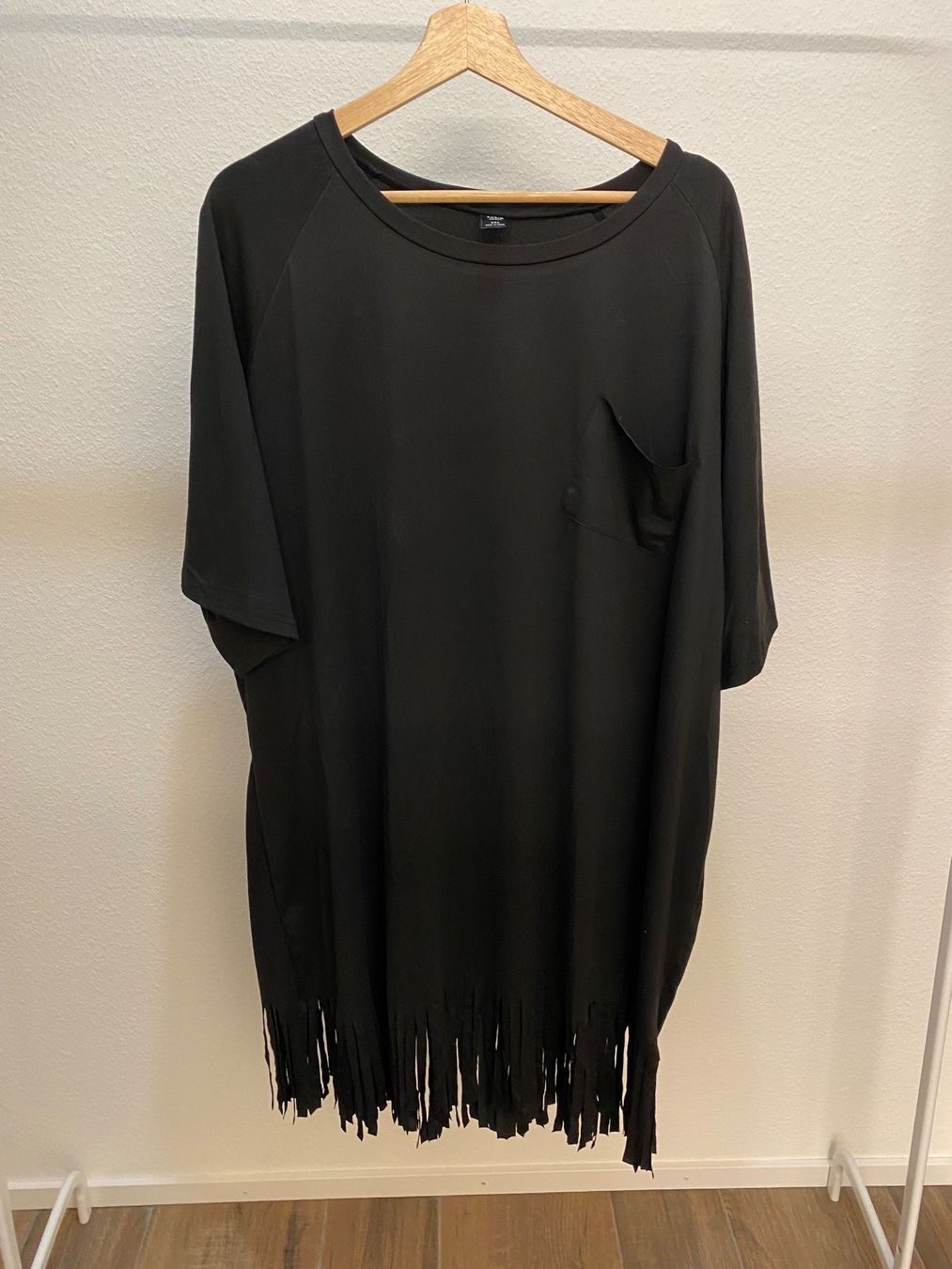Shein Kleider: Kleid mit Fransen schwarz 5XL / Gr. 50 – Gebraucht aus Pratteln von a23_j2gs 7