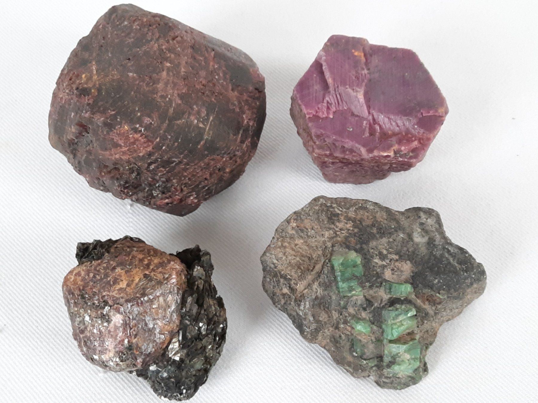 Minerali & Pietre curative: 4 Mineralien mit Einschlüssen – Usato da Beinwil am See venduto da Restwert_Beinwil