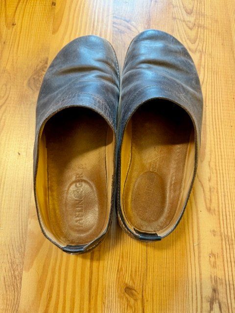 Scarpe da uomo: Haflinger Lederclogs Gr. 43 gebraucht – Usato da Lohn-Ammannsegg venduto da UPcycle_Shoes