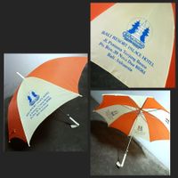 Orange/Weisser vintage Regenschirm vom Bali Resort Palace Ho