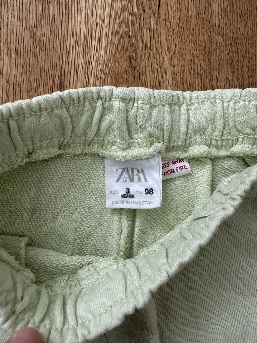 Zara Hosen: Zara Kids - Shorts, Gr. 98 – Gebraucht aus Interlaken von fbnscl 2