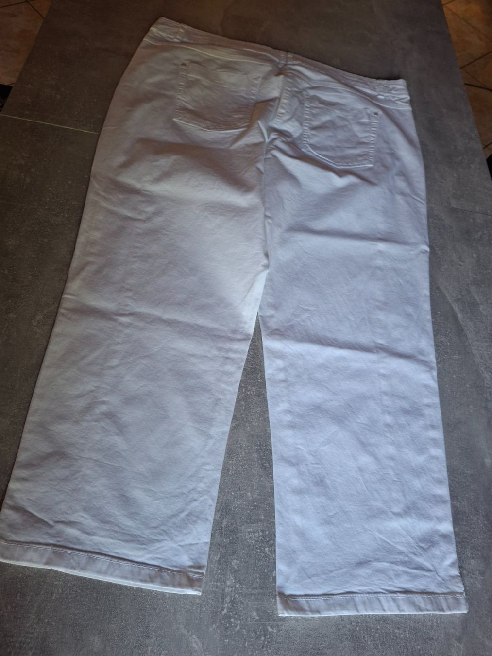 C&A Pantaloni: Pantalon blanc 98% coton taille 44 marque C&A – Usato da Villiers venduto da san_jn5w 6