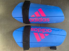 NEUE Adidas Schienbeinschoner, ca.22cm lang und 9-12cm breit